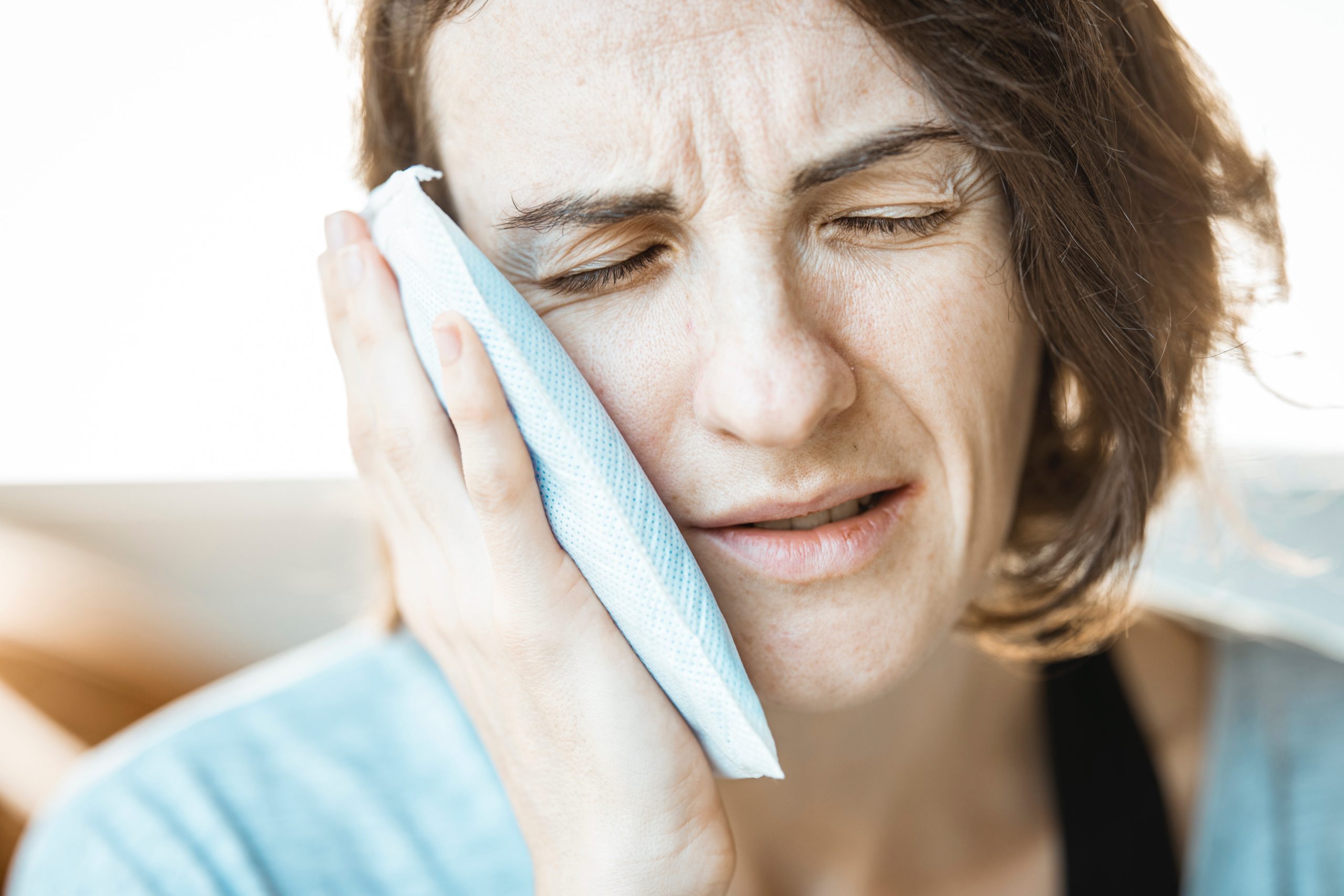 Girl with teeth pain