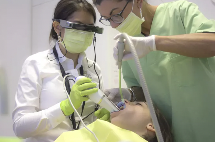 dentist using cerec primescan